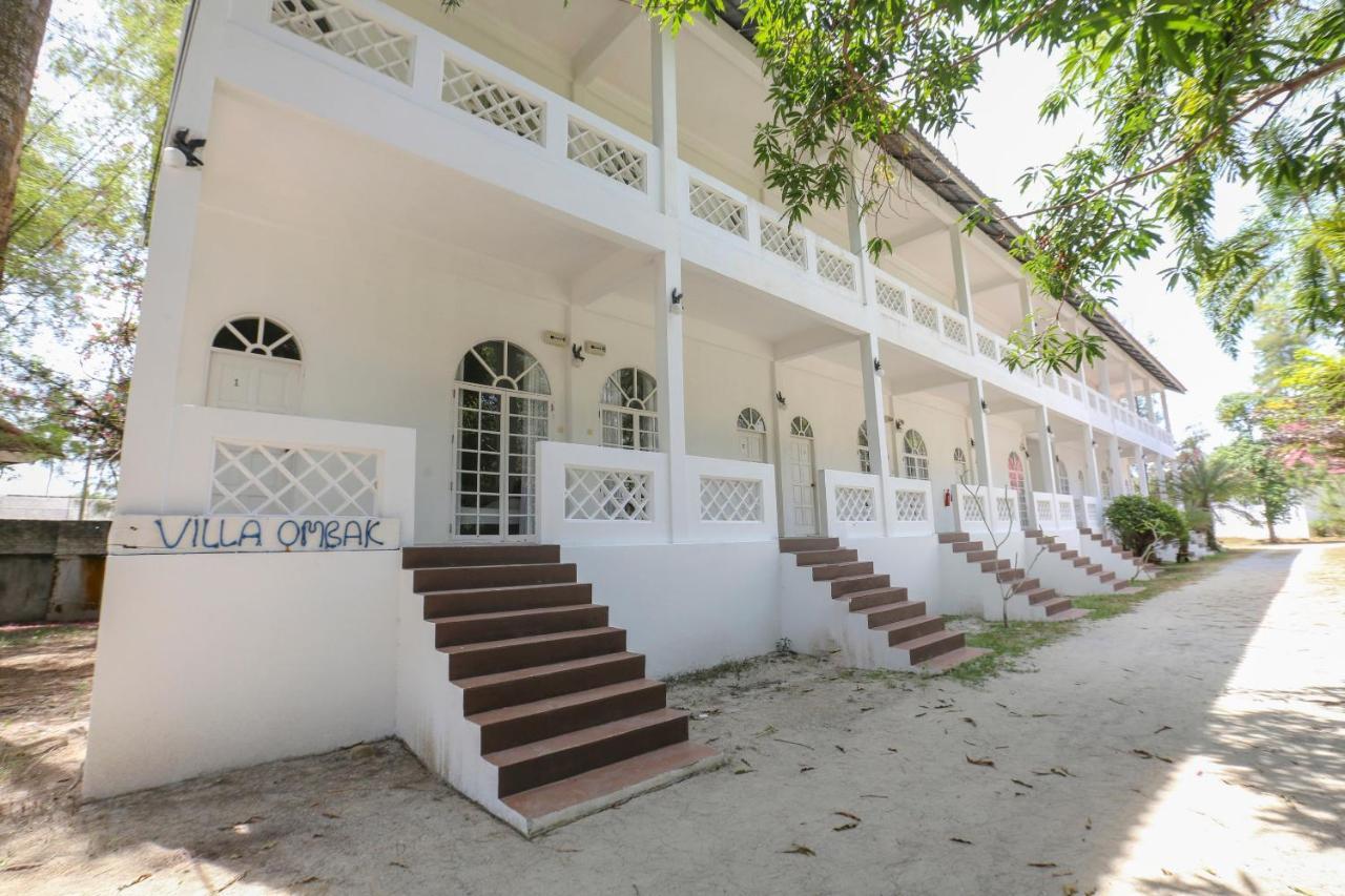 Villa Danialla Beach Resort Kampong Ayer Terjun Pinang Buitenkant foto