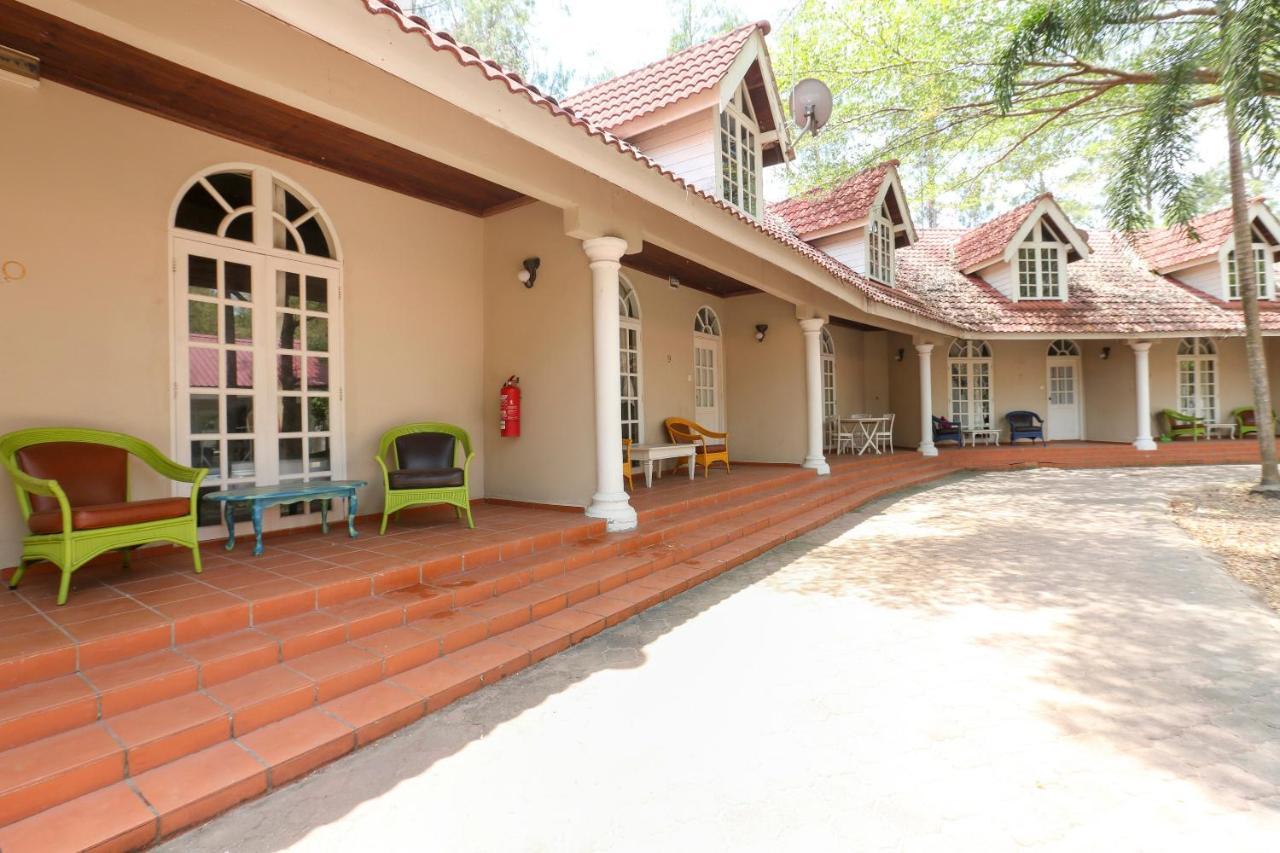 Villa Danialla Beach Resort Kampong Ayer Terjun Pinang Buitenkant foto