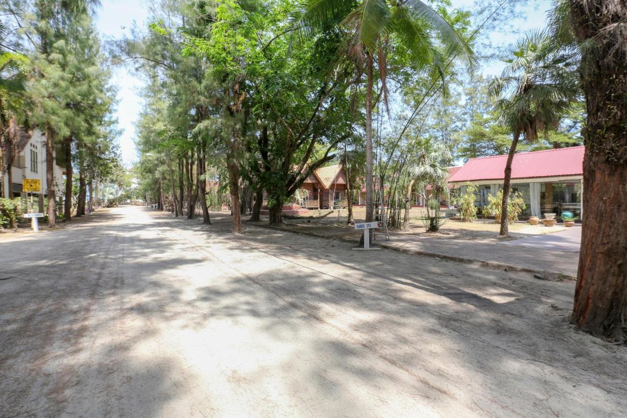 Villa Danialla Beach Resort Kampong Ayer Terjun Pinang Buitenkant foto