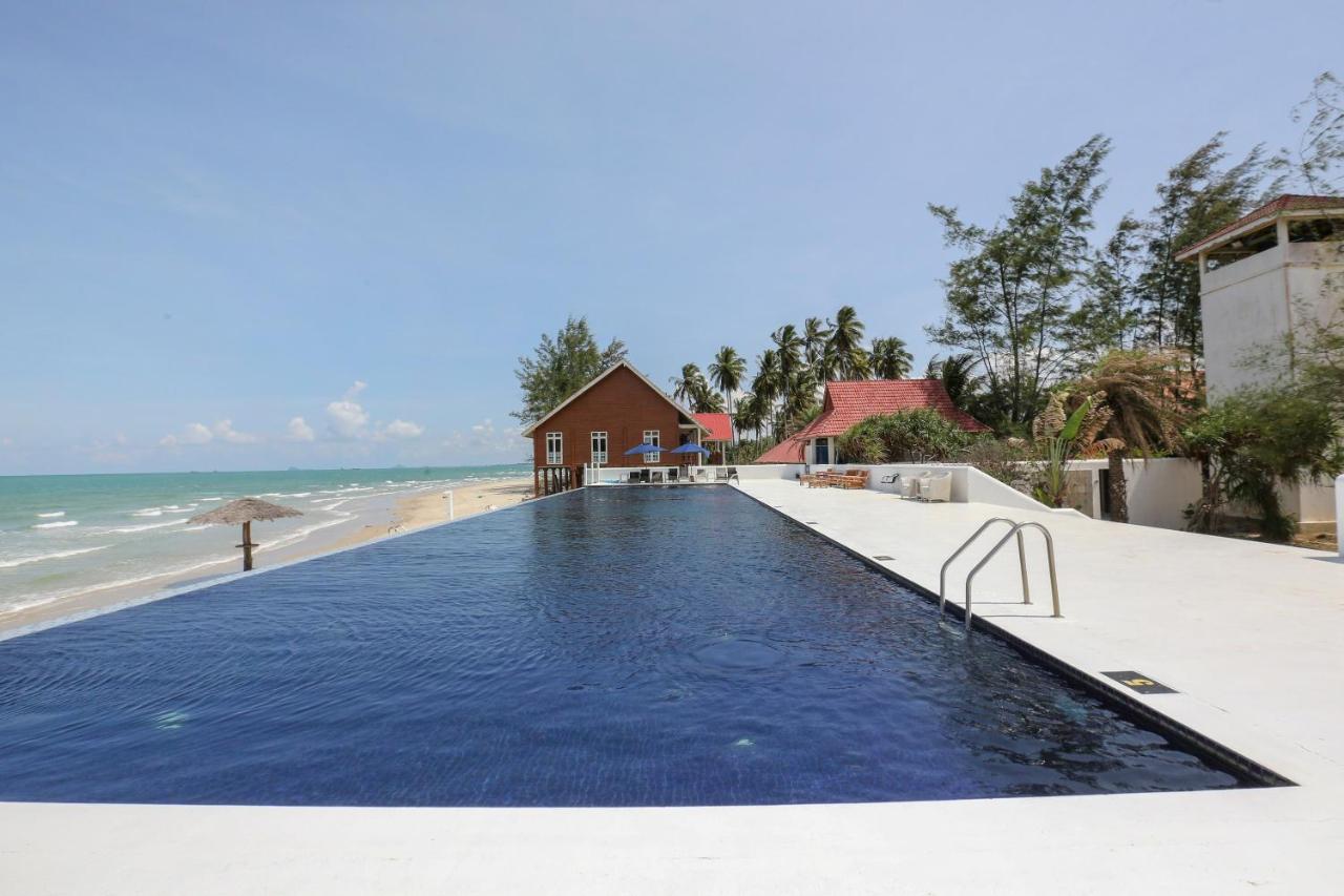 Villa Danialla Beach Resort Kampong Ayer Terjun Pinang Buitenkant foto