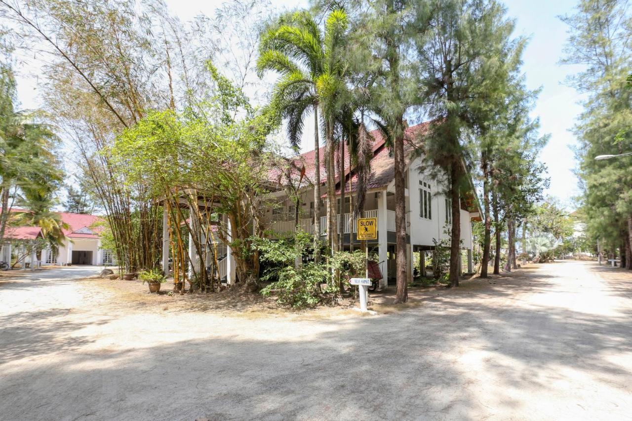 Villa Danialla Beach Resort Kampong Ayer Terjun Pinang Buitenkant foto